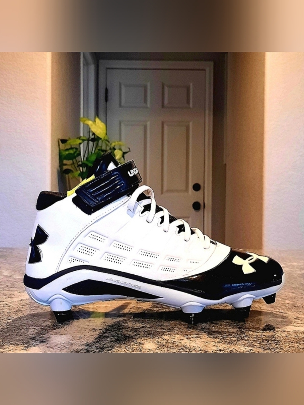 NWT MEN'S UNDER ARMOR FOOTBALL CLEATS SIZE 9.5